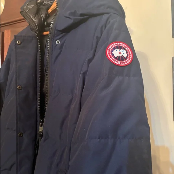 Women’s Canada goose Hooded Jacket - Picture 2 of 5